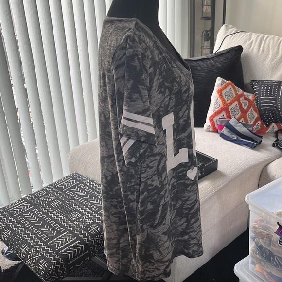 Reflex | V-Neck Burnout Graphic Tee - Picture 4 of 6